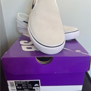 Nike SB Janoski Slip-On in Cream and White